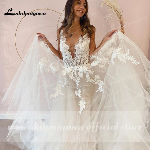 Sexy A-Line Backless Wedding Dress Customized Lace Applique Tulle Gowns