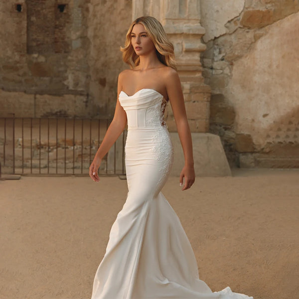 Customized Luxury Strapless Lace Wedding Dress with Zipper
