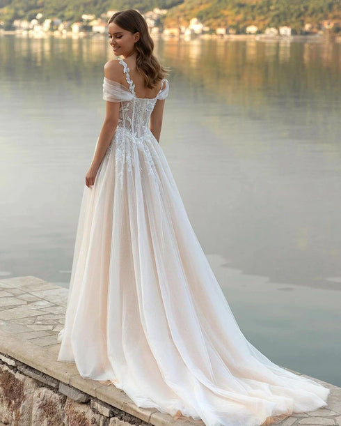 Luxurious Strapless Sleeveless Wedding Dress with Pearls and Long Train Bridal Gown