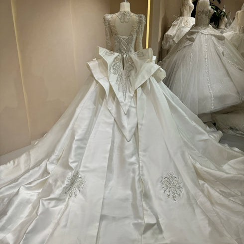 Luxurious Wedding Gown For Women Customized Satin Design